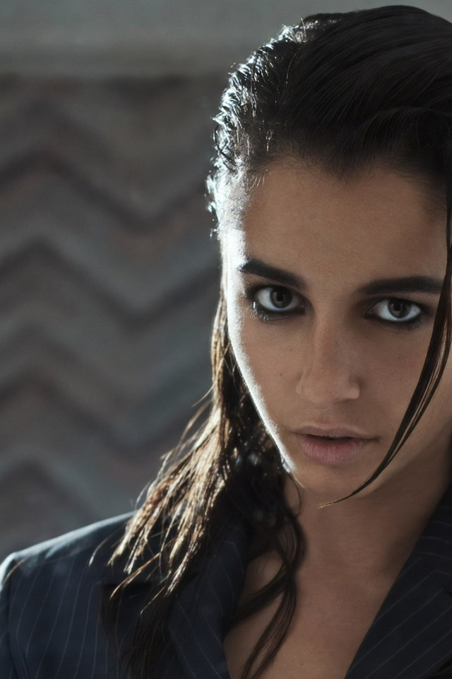 Молодая актриса Наоми Скотт с мокрыми волосами