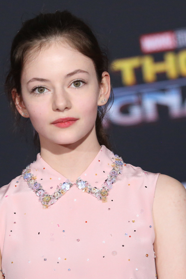 Молодая красивая девушка, актриса Маккензи Фой