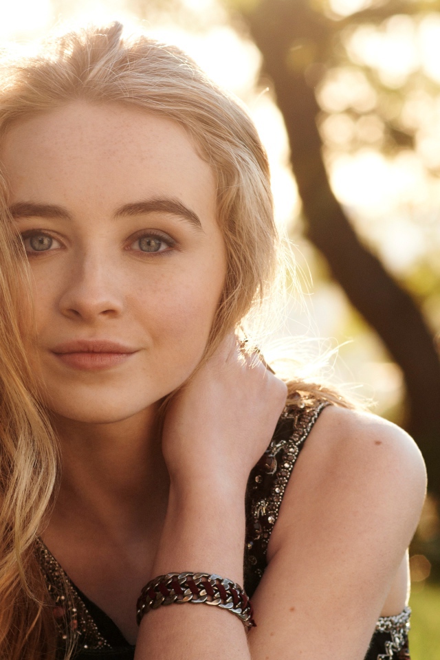 Молодая красивая девушка, актриса Сабрина Карпентер в лучах солнца