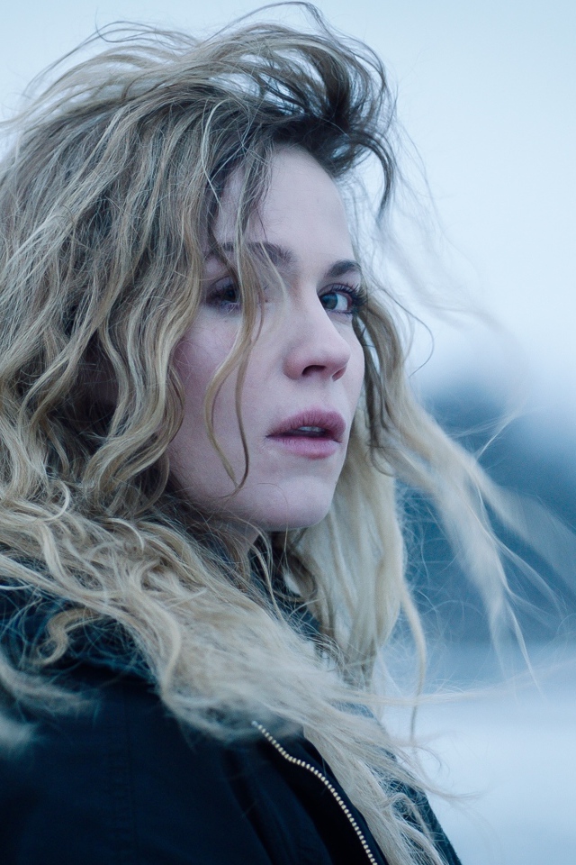 Молодая блондинка, актриса Пихла Вийтала вид сбоку