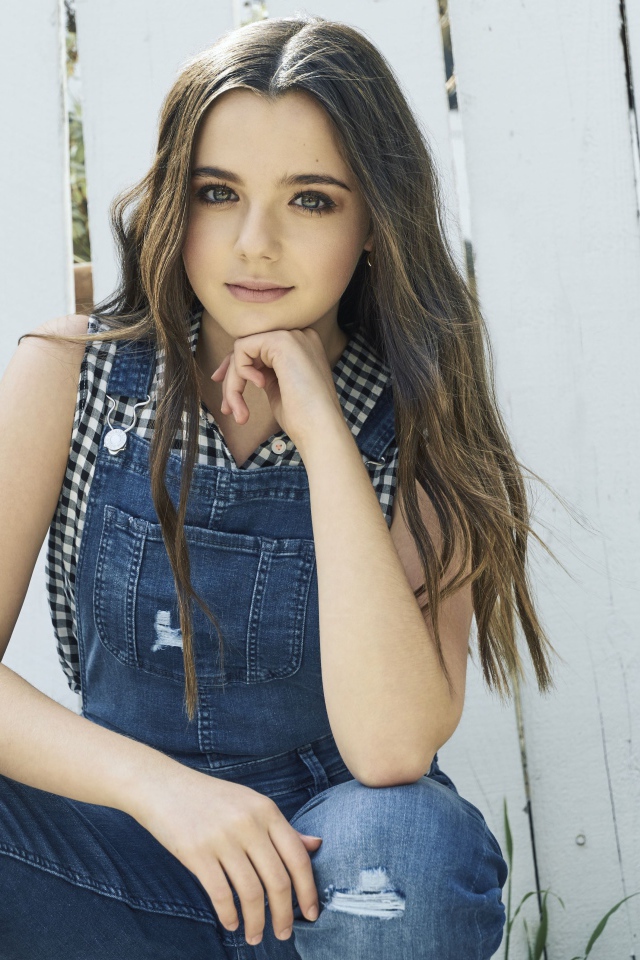 Молодая девушка, актриса Алекса Нисенсон у забора