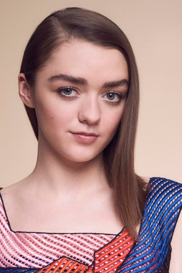 Молодая девушка, актриса Мэйси Уильямс на розовом фоне