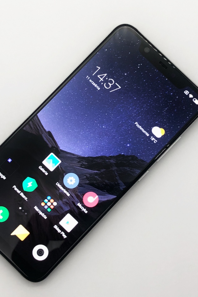 Новый черный смартфон Xiaomi Mi 8 на белом фоне