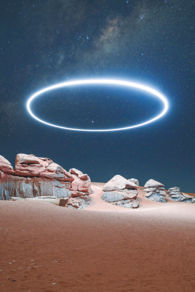 Большой яркий круг в небе над пустыней