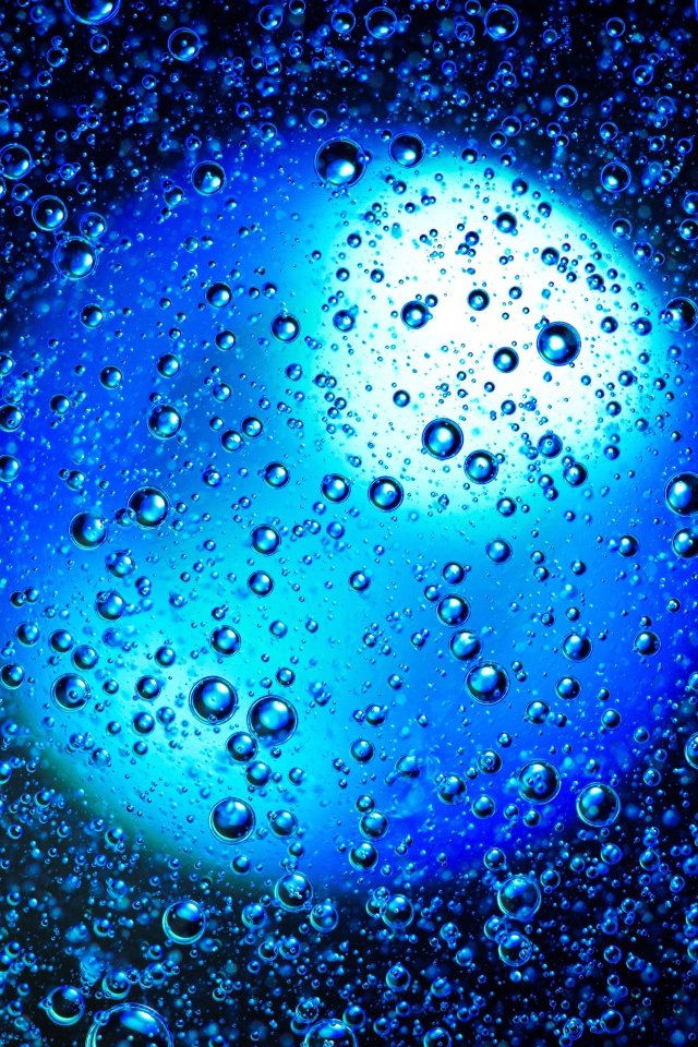 Голубой шар в воде с пузырями