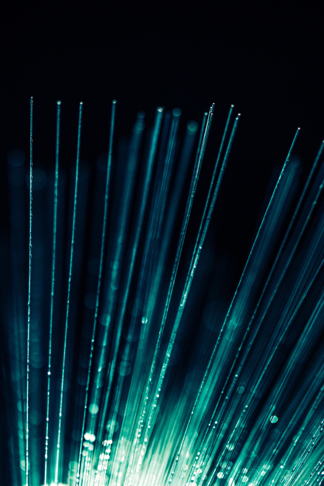 Неоновые лучи лампы на черном фоне 