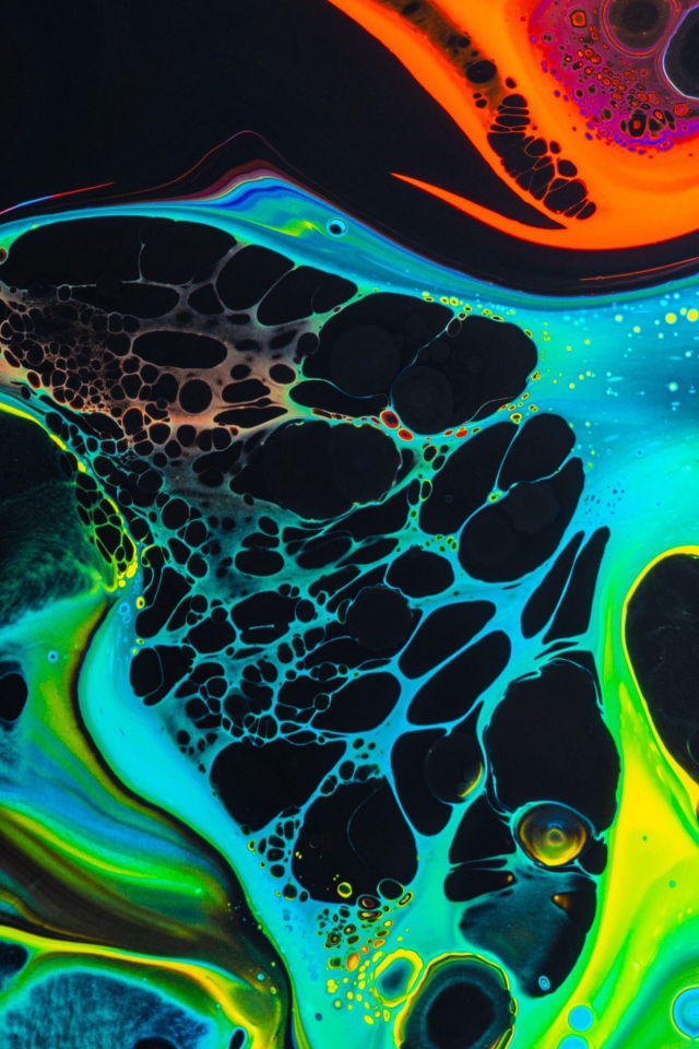 Разводы разноцветной краски на черном фоне