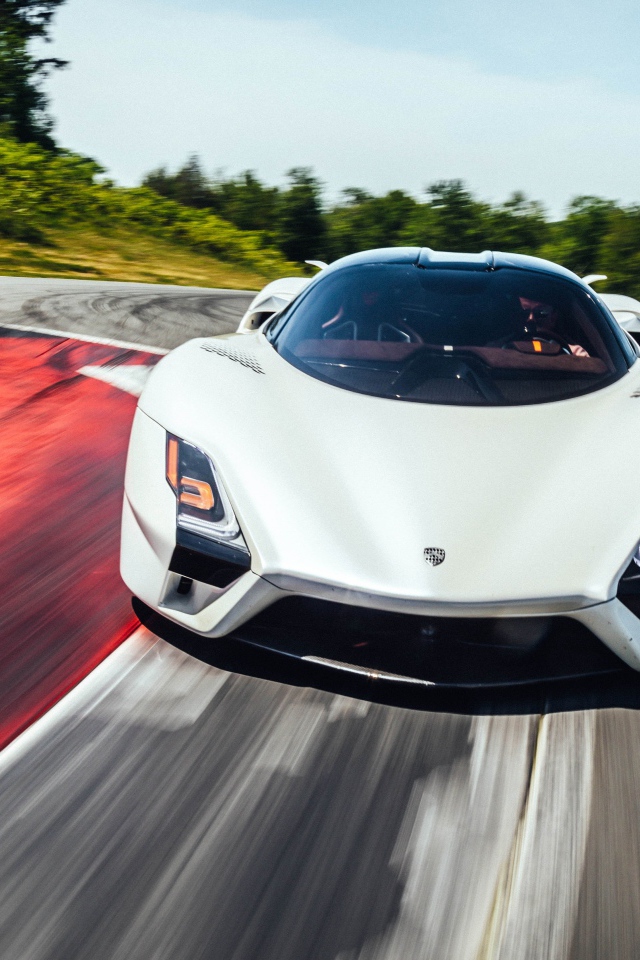 Гоночный автомобиль  SSC Tuatara, 2019 года на трассе