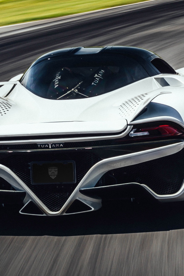 Спортивный автомобиль SSC Tuatara, 2019 года на трассе