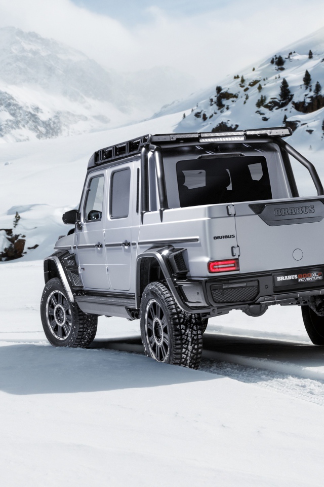 Автомобиль Brabus 800 Adventure XLP 2020 года в заснеженных горах 