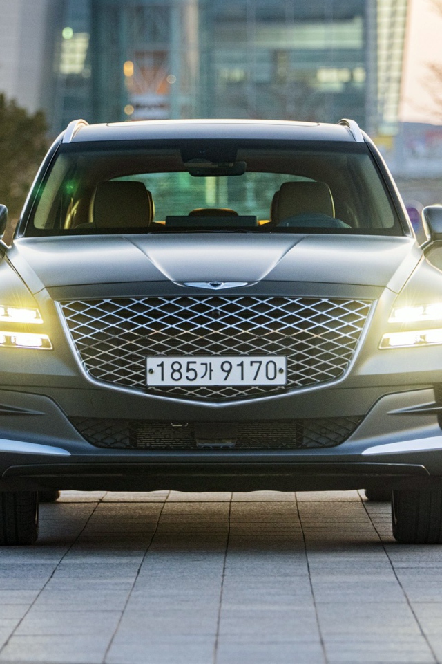 Автомобиль Genesis GV80,  2020 года с включенными фарами
