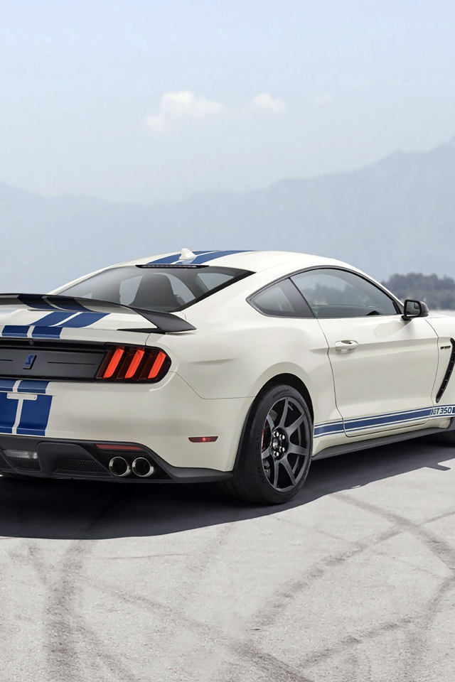 Автомобиль  Shelby GT350, 2020 года на асфальте