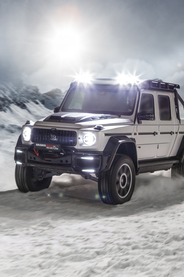 Быстрый  Brabus 800 Adventure XLP 2020 года едет по заснеженной дороге 