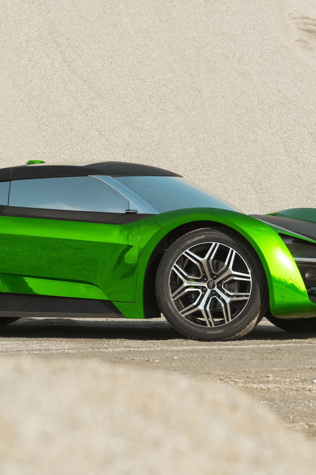 Зеленый автомобиль GFG Vision 2020 года стоит на песке