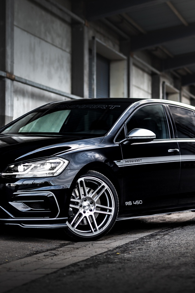 Черный автомобиль Manhart RS 450, 2020 года у здания 