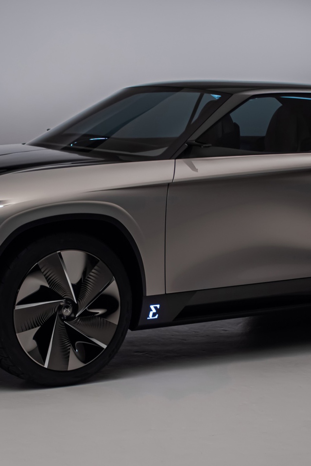 Серебристый автомобиль DS Aero Sport Lounge 2020 года на сером фоне