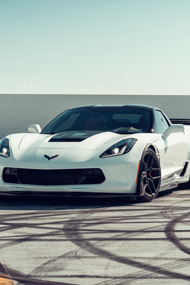 Белый спортивный автомобиль Corvette Grand Sport
