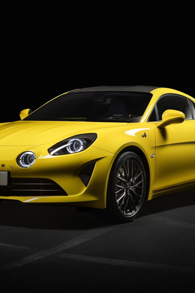 Желтый автомобиль Alpine A110 Color Edition 2020 года на черном фоне