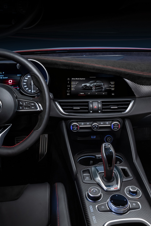 Салон автомобиля Alfa Romeo Giulia GTAm 2020 года 