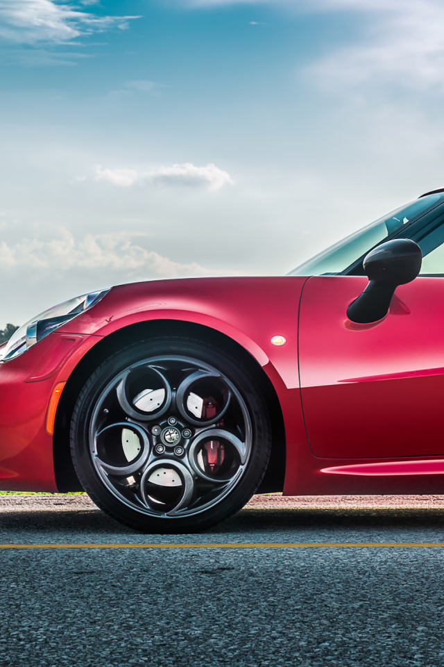 Красный автомобиль Alfa Romeo 4C на трассе 
