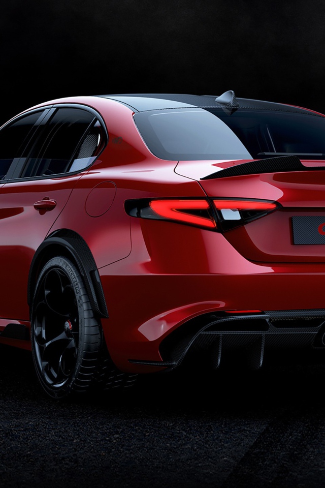 Красный автомобиль Alfa Romeo Giulia GTA 2020 года вид сзади