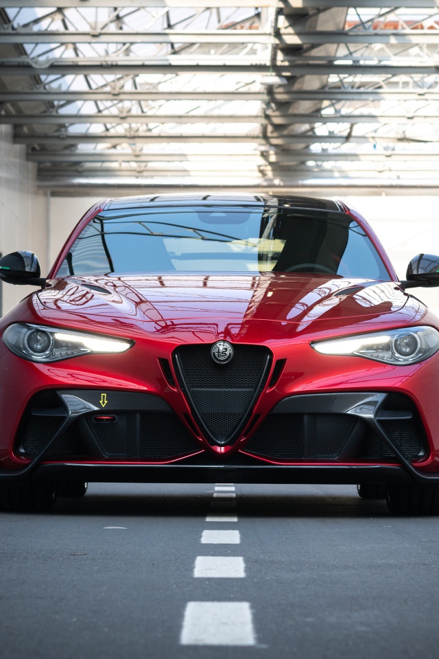 Красный автомобиль Alfa Romeo Giulia GTAm 2020 года вид спереди