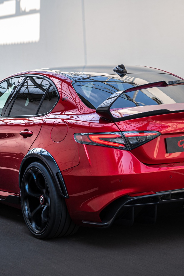 Красный автомобиль Alfa Romeo Giulia GTAm 2020 года готовится в гонкам