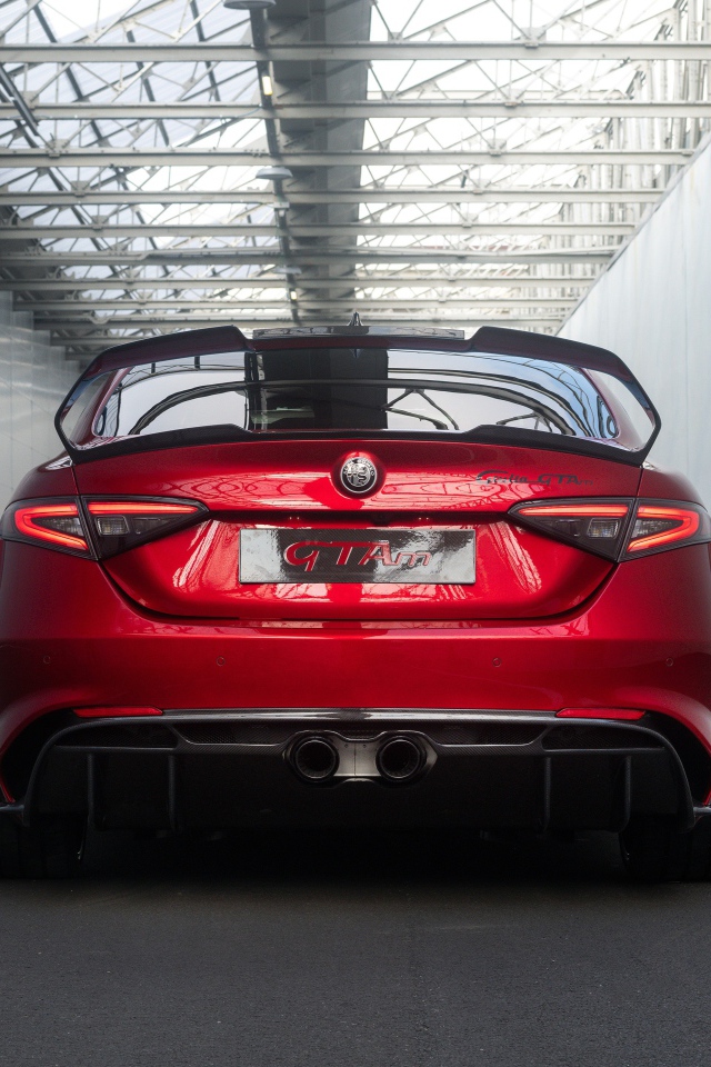 Красный автомобиль Alfa Romeo Giulia GTAm 2020 года вид сзади