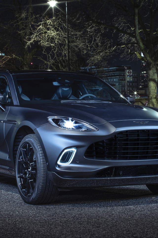 Автомобиль Aston Martin DBX Q Concept 2020 года с включенными фарами