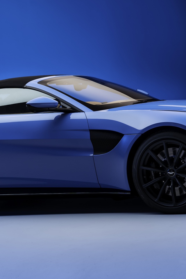 Синий автомобиль Aston Martin Vantage Roadster 2020 года 