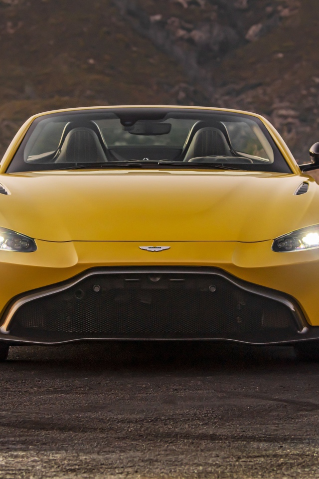 Автомобиль  Aston Martin Vantage Roadster, 2021 года с включенными фарами