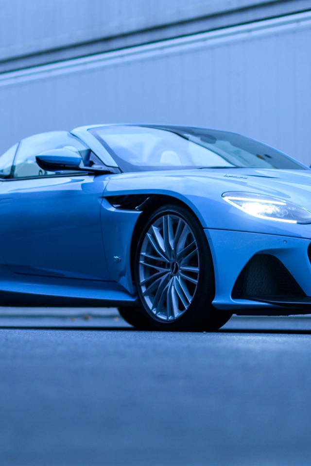 Автомобиль Aston Martin DBS Superleggera Volante в порту 