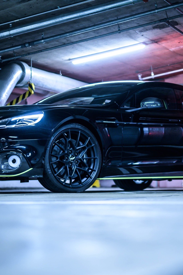 Черный автомобиль Aston Martin Rapide AMR в гараже