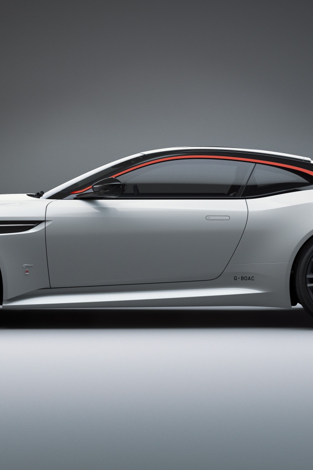 Серебристый автомобиль Aston Martin DBS Superleggera 2019 года вид сбоку