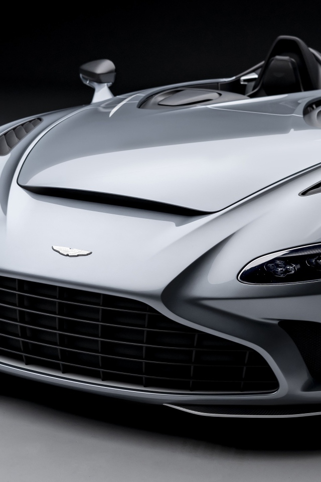 Серебристый кабриолет Aston Martin V12 Speedster 2020 года крупным планом