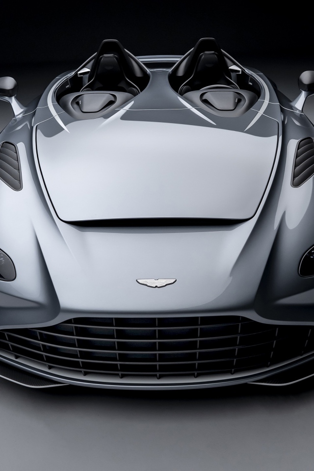 Серебристый автомобиль Aston Martin V12 Speedster 2020 года на сером фоне
