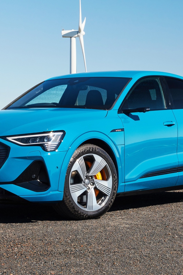 Голубой автомобиль Audi E-Tron 55 Quattro Sportback S Line 2020 года 