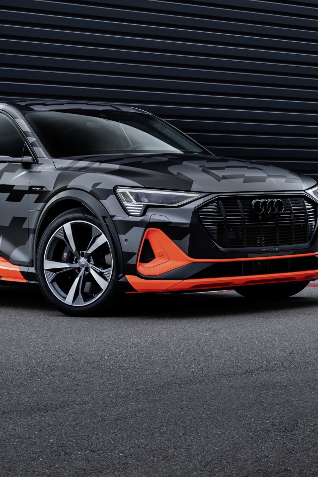 Автомобиль Audi E-Tron S Sportback Prototype 2020 года на фоне черной стены 