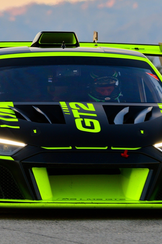 Гоночный автомобиль Audi R8 LMS GT2, 2020 года на трассе 