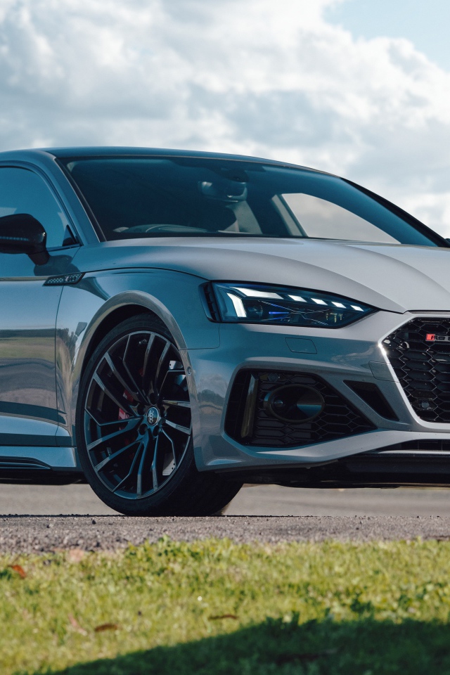 Серебристый автомобиль Audi RS 5 Sportback 2020 года 