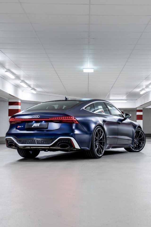 Автомобиль Audi RS 7 Sportback 2020 года на подземной парковке вид сзади