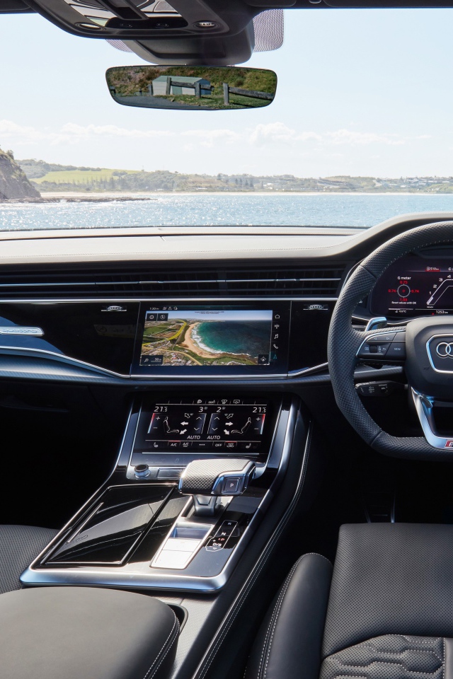 Черный кожаный салон автомобиля Audi RS Q8 2020 года 