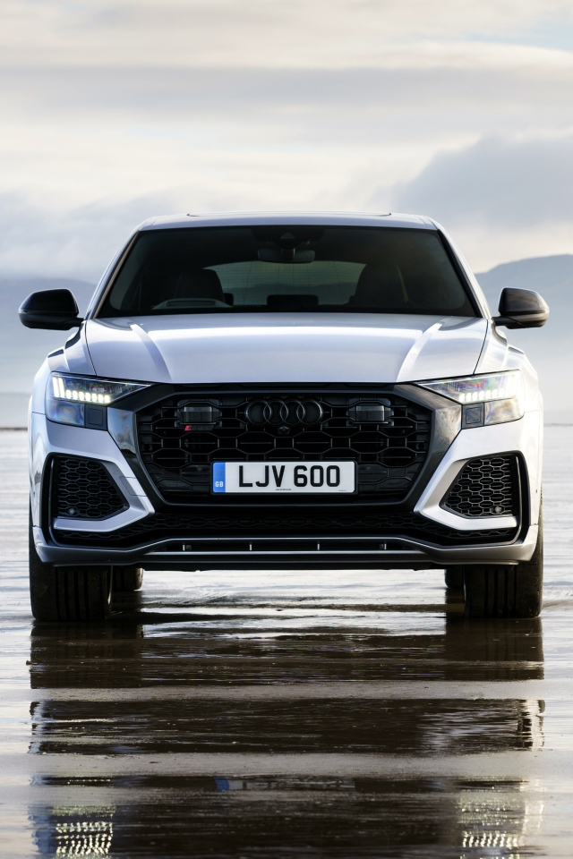 Автомобиль Audi RS Q8 2020 года вид спереди
