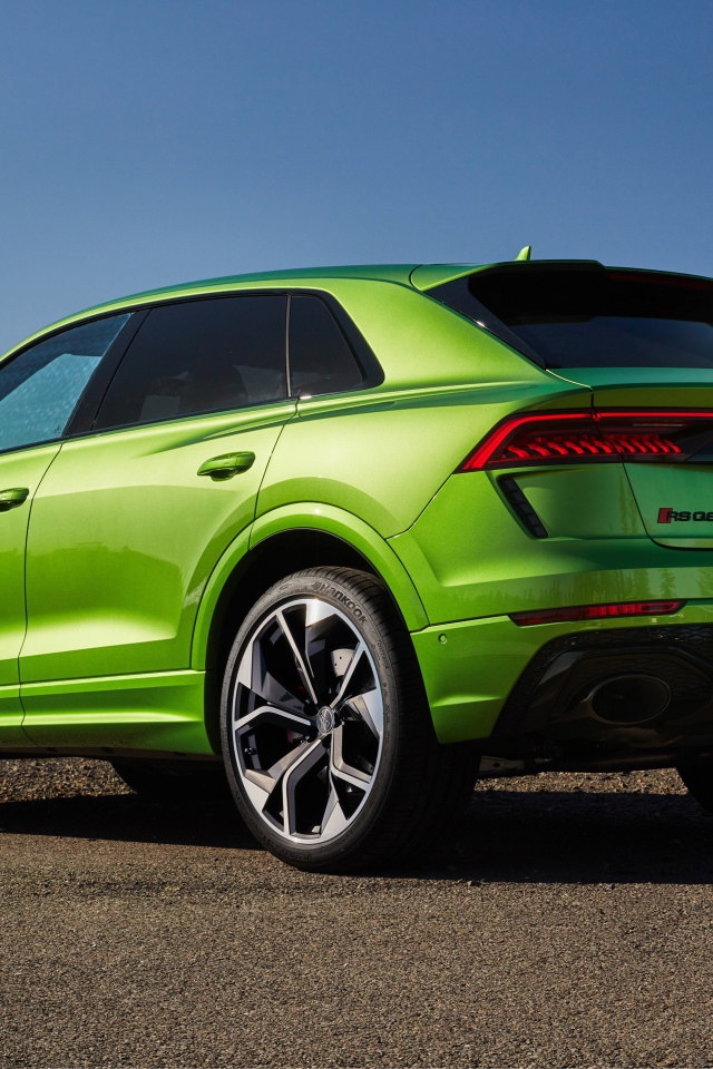 Автомобиль Audi RS Q8 2020 года вид сзади у воды