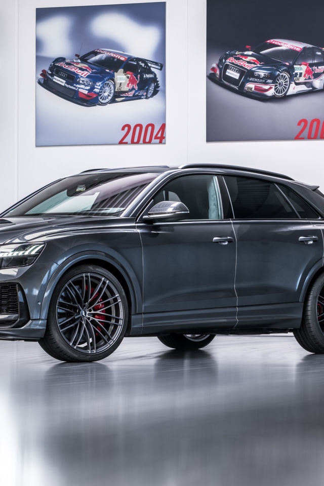 Серый автомобиль Audi RS Q8 2020 года на выставке 