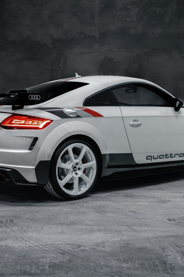 Спортивный автомобиль Audi TT RS Coupé 40 Jahre Quattro 2020 года на сером фоне