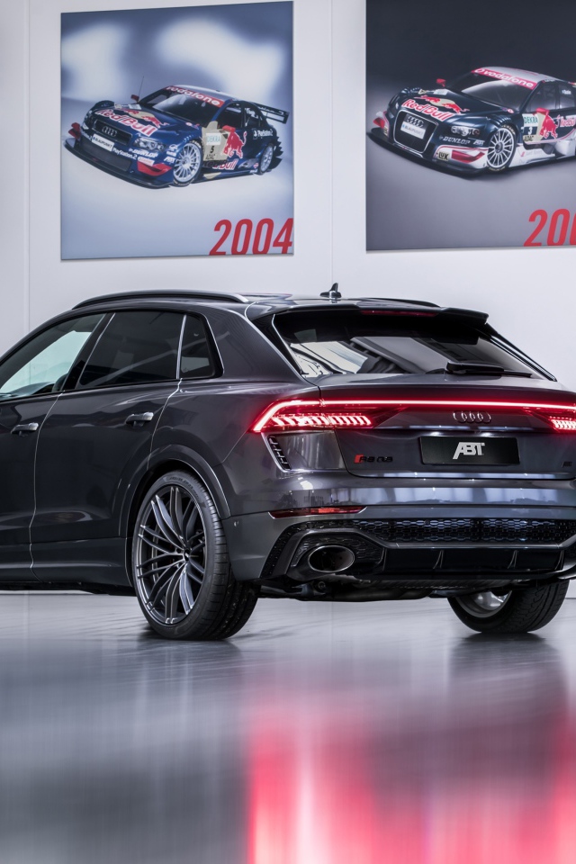 Черный Audi RS Q8 2020 года вид сзади