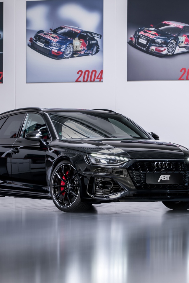 Черный автомобиль Audi RS 4 Avant 2020 года 