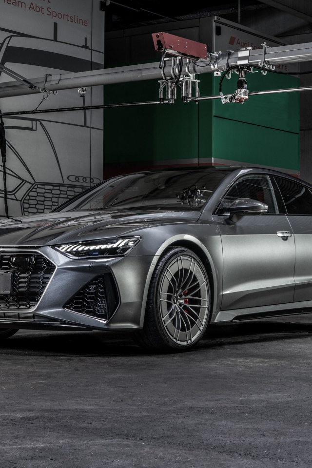 Серый автомобиль  Audi RS 7 Sportback 2020 года в гараже