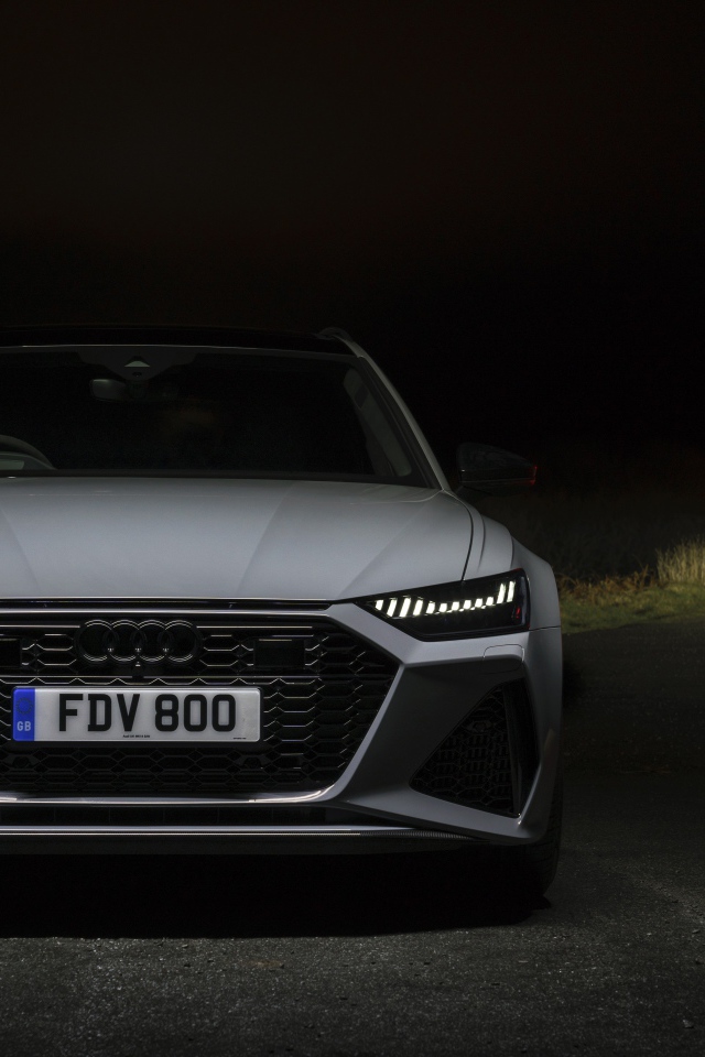 Серебристый автомобиль Audi RS 6 Avant 2020 года 